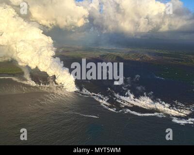 New York, USA. 6 juin, 2018. Coulées en Kapoho Bay détruisant maisons et forêt dans la région de Vacationland causée par l'éruption du volcan Kilauea, le 6 juin 2018 à Hawaii. La récente éruption continue de détruire des maisons, forçant les évacuations et crachant de la lave et le gaz toxique sur la grande île d'Hawaï. Credit : Planetpix/Alamy Live News Banque D'Images