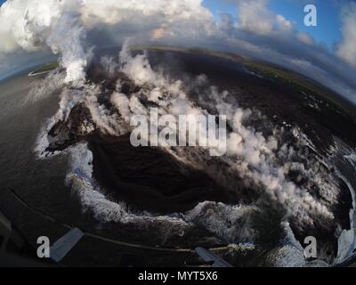 New York, USA. 6 juin, 2018. Coulées en Kapoho Bay détruisant maisons et forêt dans la région de Vacationland causée par l'éruption du volcan Kilauea, le 6 juin 2018 à Hawaii. La récente éruption continue de détruire des maisons, forçant les évacuations et crachant de la lave et le gaz toxique sur la grande île d'Hawaï. Credit : Planetpix/Alamy Live News Banque D'Images