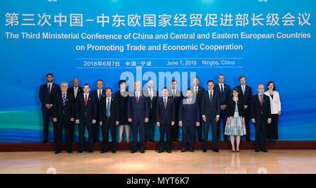 Ningbo, province de Zhejiang en Chine. 7 juin, 2018. Les participants posent pour une photo de groupe avant la troisième conférence ministérielle de la Chine et d'Europe centrale et orientale sur la promotion du commerce et de la coopération économique s'est tenue à Shanghai, la Chine de l'est la province du Zhejiang, le 7 juin 2018. Credit : Huang Zongzhi/Xinhua/Alamy Live News Banque D'Images