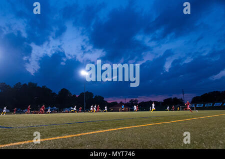 Fort Bragg, Caroline du Nord, USA. 7 juin, 2018. 7 juin 2018 - Fort Bragg, Caroline du Nord, USA - action de soccer au cours d'une troisième tour entre l'armée américaine et de l'United States Marine Corps à l'Armée 2018 Men's Soccer Championship, à Hedrick, stade de Fort Bragg. Les Marines, l'armée défait 2-1. Les Forces armées Men's Soccer Championship est mené tous les deux ans. Credit : Timothy L. Hale/ZUMA/Alamy Fil Live News Banque D'Images