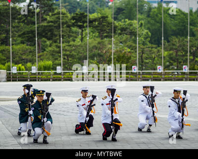 Seoul, Seoul, Corée du Sud. 8 juin, 2018. Une garde d'honneur militaire sud-coréen en prestation au Mémorial de la guerre de Corée à Séoul, Corée du Sud. Avec la menace constante d'invasion de la Corée du Nord, de nombreux Coréens du Sud sont très fiers de la capacité de leurs forces armées. Certains observateurs croient qu'il y a une possibilité qu'un accord de paix entre la Corée du Sud et du Nord pourrait être signé après l'Trump/Kim sommet à Singapour. Le War Memorial et musée a ouvert ses portes en 1994 sur le site de l'ancien quartier général de l'armée de terre à la pièce et à la mémoire l'histoire militaire de la Corée. Quand il a ouvert ses portes en Banque D'Images