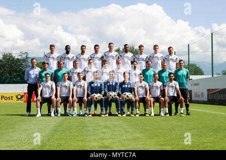 05 juin 2018, l'Italie, l'Eppan : Soccer, l'équipe nationale, l'Allemagne, photo de l'équipe pour la Coupe du Monde de Football 2018 en Russie. Les membres de l'équipe : (rangée arrière, de gauche à droite) Mario Gomez, Antonio Ruediger, Sami Khedira, Mats Hummels, Niklas Suele, Jerome Boateng, Leon Goretzka, Matthias Ginter, Jonas, Hector (rangée du milieu, de gauche à droite), gestionnaire Oliver Bierhoff, entraîneur-chef Joachim Loew, entraîneur Thomas Schneider, Toni Kroos, Julian Draxler, Thomas Mueller, Julian Brandt, Marvin Plattenhardt, entraîneur Marcus Sorg, gardien trainer Andi Koepke, entraîneur Miroslav Klose, fitness trainer Darcy Normann, (rangée avant, de gauche à droite) , Banque D'Images