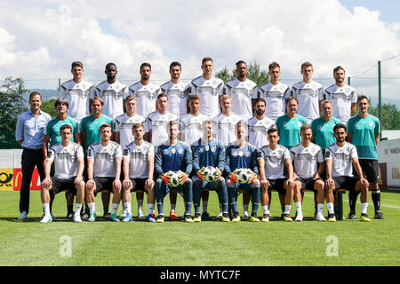 05 juin 2018, l'Italie, l'Eppan : Soccer, l'équipe nationale, l'Allemagne, photo de l'équipe pour la Coupe du Monde de Football 2018 en Russie. Les membres de l'équipe : (rangée arrière, de gauche à droite) Mario Gomez, Antonio Ruediger, Sami Khedira, Mats Hummels, Niklas Suele, Jerome Boateng, Leon Goretzka, Matthias Ginter, Jonas, Hector (rangée du milieu, de gauche à droite), gestionnaire Oliver Bierhoff, entraîneur-chef Joachim Loew, entraîneur Thomas Schneider, Toni Kroos, Julian Draxler, Thomas Mueller, Julian Brandt, Marvin Plattenhardt, entraîneur Marcus Sorg, gardien trainer Andi Koepke, entraîneur Miroslav Klose, fitness trainer Darcy Normann, (rangée avant, de gauche à droite) , Banque D'Images