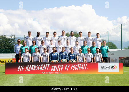 05 juin 2018, l'Italie, l'Eppan : Soccer, l'équipe nationale, l'Allemagne, photo de l'équipe pour la Coupe du Monde de Football 2018 en Russie. Les membres de l'équipe : (rangée arrière, de gauche à droite) Mario Gomez, Antonio Ruediger, Sami Khedira, Mats Hummels, Niklas Suele, Jerome Boateng, Leon Goretzka, Matthias Ginter, Jonas, Hector (rangée du milieu, de gauche à droite), gestionnaire Oliver Bierhoff, entraîneur-chef Joachim Loew, entraîneur Thomas Schneider, Toni Kroos, Julian Draxler, Thomas Mueller, Julian Brandt, Marvin Plattenhardt, entraîneur Marcus Sorg, gardien trainer Andi Koepke, entraîneur Miroslav Klose, fitness trainer Darcy Normann, (rangée avant, de gauche à droite) , Banque D'Images