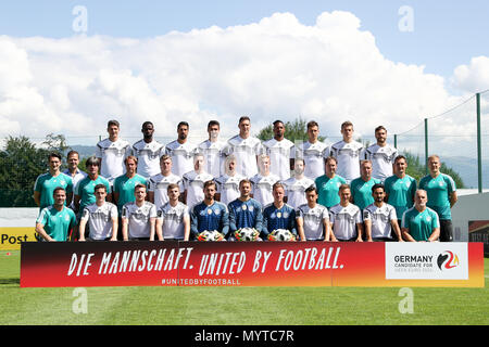 05 juin 2018, l'Italie, l'Eppan : Soccer, l'équipe nationale, l'Allemagne, photo de l'équipe pour la Coupe du Monde de Football 2018 en Russie. Les membres de l'équipe : (rangée arrière, de gauche à droite) Mario Gomez, Antonio Ruediger, Sami Khedira, Mats Hummels, Niklas Suele, Jerome Boateng, Leon Goretzka, Matthias Ginter, Jonas, Hector (rangée du milieu, de gauche à droite), gestionnaire Oliver Bierhoff, entraîneur-chef Joachim Loew, entraîneur Thomas Schneider, Toni Kroos, Julian Draxler, Thomas Mueller, Julian Brandt, Marvin Plattenhardt, entraîneur Marcus Sorg, gardien trainer Andi Koepke, entraîneur Miroslav Klose, fitness trainer Darcy Normann, (rangée avant, de gauche à droite) , Banque D'Images