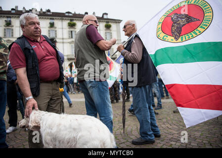 8 juin, 2018 - Turin, Italy-June 8, 2018 : Manifestation des chasseurs sur le nouveau droit de Piémont qui interdit la chasse le dimanche de Septembre à Turin. Crédit : Stefano Guidi/ZUMA/Alamy Fil Live News Banque D'Images