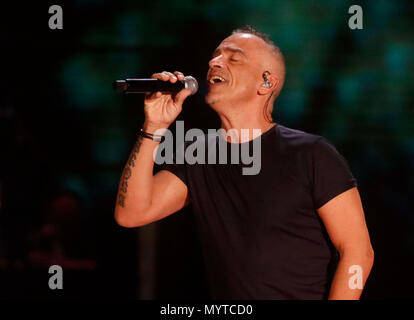 Naples, Italie. 7 juin, 2018. Eros Ramazzotti lors du spectacle 'Pino è' concert hommage à Pino Daniele, le chanteur italien mort en 2015, Naples 07 juin 2018 Crédit : agnfoto/Alamy Live News Banque D'Images