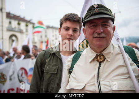 8 juin, 2018 - Turin, Italy-June 8, 2018 : Manifestation des chasseurs sur le nouveau droit de Piémont qui interdit la chasse le dimanche de Septembre à Turin. Crédit : Stefano Guidi/ZUMA/Alamy Fil Live News Banque D'Images