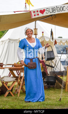 Ardingly Sussex UK 8 Juin 2018 - Sian Bailey de la compagnie Hartley , un groupe de reconstitution médiévale au sud de l'Angleterre montrent dans de beaux temps ensoleillé tenue à l'Ardingly Showground près de Haywards Heath Sussex Crédit : Simon Dack/Alamy Live News Banque D'Images