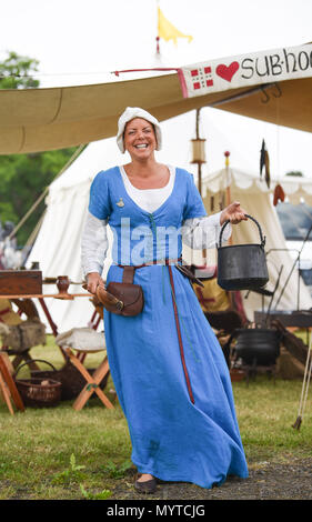 Ardingly Sussex UK 8 Juin 2018 - Sian Bailey de la compagnie Hartley , un groupe de reconstitution médiévale au sud de l'Angleterre montrent dans de beaux temps ensoleillé tenue à l'Ardingly Showground près de Haywards Heath Sussex Crédit : Simon Dack/Alamy Live News Banque D'Images