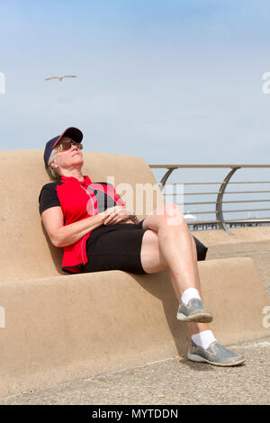 Blackpool, Lancashire, Royaume-Uni. 8 juin, 2018. Journée ensoleillée à Blackpool, Lancashire. Météo britannique. Carol Evans [MR] prend un repos bien mérité car elle absorbe le soleil fantastique rayonnant vers le bas sur le célèbre Golden Mile sur la promenade de front de mer à Blackpool dans le Lancashire. Credit : Cernan Elias/Alamy Live News Banque D'Images