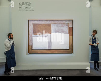 Londres, Royaume-Uni. Jun 8, 2018. Ben Nicholson, 1966 (IOS), est £0.7-1m - moderne et d'art britannique d'après-guerre, une partie de la Semaine de l'art britannique moderne Sotheby's New Bond Street, Londres, les 12 et 13 juin 2018. Crédit : Guy Bell/Alamy Live News Banque D'Images