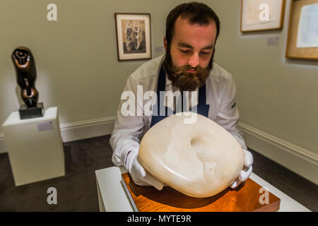 Londres, Royaume-Uni. Jun 8, 2018. Dame Barbara Hepworth, spirale, est £1.2-1.8m - moderne et d'art britannique d'après-guerre, une partie de la Semaine de l'art britannique moderne Sotheby's New Bond Street, Londres, les 12 et 13 juin 2018. Crédit : Guy Bell/Alamy Live News Banque D'Images