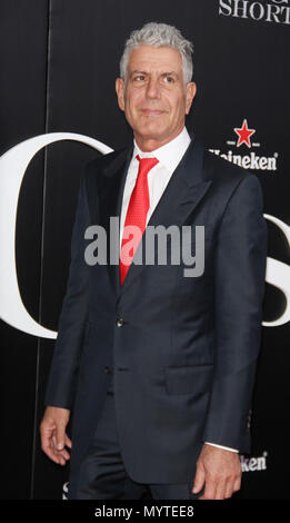 ***PHOTO*** 8ème Jun, 2018. Anthony Bourdain morts de suicide apparent. Photo prise : New York, USA. 23 novembre 2015 : Anthony Bourdain à Paramout Pictures & Regency Enterprises présente New York Première du Grand Court-circuit au Ziegfeld Theatre à New York. Credit:RW/MediaPunch MediaPunch Crédit : Inc/Alamy Live News Banque D'Images