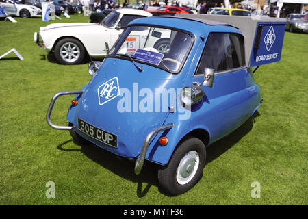 Londres, Royaume-Uni. Jun 8, 2018. Une bulle de 1960 BMW Isetta voiture sur l'affichage à la la ville Concours Motoring Garden Party. Banquiers, les acheteurs et les chefs de l'essence se sont réunis aujourd'hui pour la ville Concours Motoring Garden Party dans les jardins de l'honorable compagnie d'artillerie de siège, situé au coeur de la ville de Londres, Royaume-Uni. L'événement met en vedette certains des meilleurs mondes voitures de performance et près de 100 icônes, passées et présentes, sont parqués dans les cinq acres oasis de vert, cache juste derrière City Road pour l'événement de cette année. Crédit : Michael Preston/Alamy Live News Banque D'Images