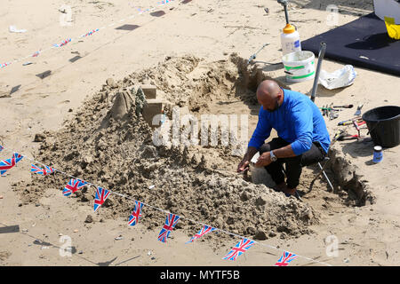 Southbank. Londres, Royaume-Uni. 8 juin 2018 - Les touristes et les habitants profiter de la chaleur des rayons du soleil dans le quartier londonien de Southbank. Credit : Dinendra Haria/Alamy Live News Banque D'Images