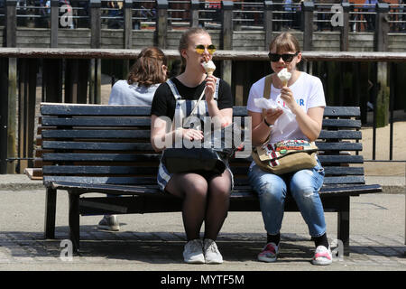 Southbank. Londres, Royaume-Uni. 8 juin 2018 - Les touristes et les habitants profiter de la chaleur des rayons du soleil dans le quartier londonien de Southbank. Credit : Dinendra Haria/Alamy Live News Banque D'Images