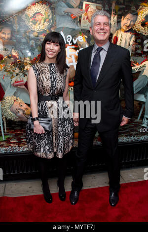 PHOTO : 8e juin 2018. Anthony Bourdain passe loin de suicide apparent. Photo prise : Ottavia Busia et le chef Anthony Bourdain assister à 'AVOIR UN Foodie Maison de vacances' en partenariat avec Food Network, Canal de cuisson et Illycafe chez Barneys New York le 16 novembre 2010 à New York. Crédit : Erik Pendzich/Alamy Live News Banque D'Images