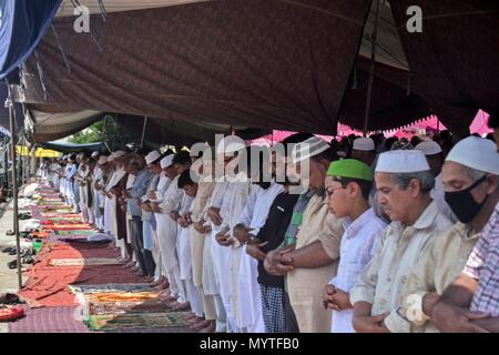 8 juin 2018 - Srinagar, J&K, Inde - les musulmans du Cachemire offrir des prières à l'extérieur de l'historique Grand Mosquée Jamia Masjid ou le dernier vendredi du mois de Ramadan islamique sainte à Srinagar, Cachemire sous administration indienne. Des milliers de personnes dans la vallée du Cachemire observé dernier vendredi du Ramadan ( al-Quds Day) en solidarité avec les Palestiniens opprimés durant laquelle des rassemblements, des manifestations de protestation ont été retirés alors que les jeunes en conflit avec les forces gouvernementales après la prière du vendredi dans la vieille ville de Srinagar. Les manifestants scandaient des Inde et pro-liberté des slogans. Ont tiré des grenades lacrymogènes et Banque D'Images