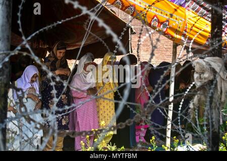 8 juin 2018 - Srinagar, J&K, l'Inde - Cachemire femmes musulmanes offrir des prières derrière une clôture de barbelés, le dernier vendredi du saint mois du Ramadan islamique à Srinagar, Cachemire sous administration indienne. Des milliers de personnes dans la vallée du Cachemire observé dernier vendredi du Ramadan ( al-Quds Day) en solidarité avec les Palestiniens opprimés durant laquelle des rassemblements, des manifestations de protestation ont été retirés alors que les jeunes en conflit avec les forces gouvernementales après la prière du vendredi dans la vieille ville de Srinagar. Les manifestants scandaient des Inde et pro-liberté des slogans. Ont tiré des grenades lacrymogènes et des granulés à dispers Banque D'Images