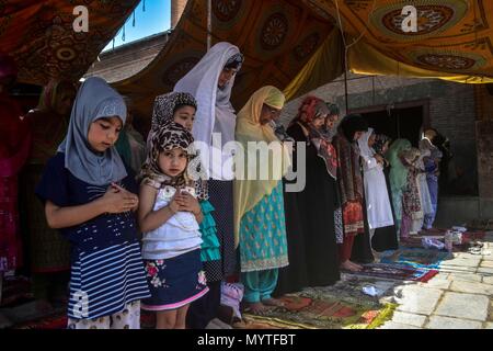 8 juin 2018 - Srinagar, J&K, l'Inde - Cachemire femmes musulmanes offrir des prières, le dernier vendredi du saint mois du Ramadan islamique à Srinagar, Cachemire sous administration indienne. Des milliers de personnes dans la vallée du Cachemire observé dernier vendredi du Ramadan ( al-Quds Day) en solidarité avec les Palestiniens opprimés durant laquelle des rassemblements, des manifestations de protestation ont été retirés alors que les jeunes en conflit avec les forces gouvernementales après la prière du vendredi dans la vieille ville de Srinagar. Les manifestants scandaient des Inde et pro-liberté des slogans. Ont tiré des grenades lacrymogènes et des granulés pour disperser les jeunes qui protestent. (Cr Banque D'Images