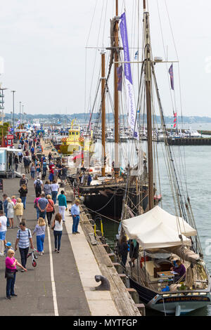 Poole, Dorset, UK. 8 juin 2018. Le 1er jour de l'Extravaganza Jour 3 - le 4e port de Poole Boat Show, le plus grand libre d'assister aux boat show sur la côte sud. Après un début de journée nuageux, le soleil apparaît et le temps s'améliore pour l'après-midi pour les visiteurs de profiter du spectacle. Baltic Trader Reine Galadriel et coupe-pilote Amelie Rose (étoiles de ITVs marins affamés) amarré à quai pour les visiteurs à voir. Credit : Carolyn Jenkins/Alamy Live News Banque D'Images