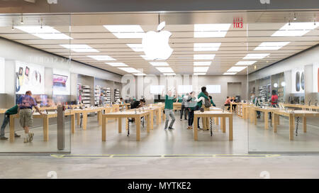 Philadelphie, Pennsylvanie, USA - 30 MAI 2018 : Apple Store Front dans le Market Mall Shopping Center en tant que consommateurs Navigation Nouveautés Appareils électroniques Banque D'Images