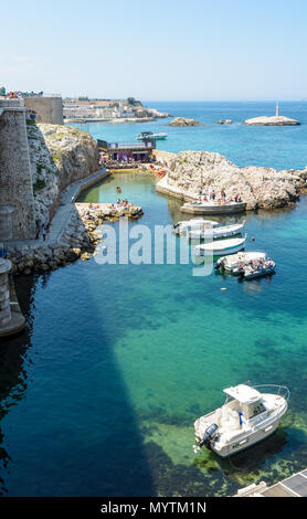 Le centre de loisirs municipal de 1ère et 7ème circonscriptions électorales est mis en place dans le Vallon des Auffes avec bar, patio, bain de soleil et l'accès à la mer. Banque D'Images