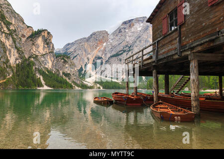 Paysage idyllique au bord du lac de Braies (Pragser Wildsee, Lago di Braies) avec la célèbre remise à bateaux. Le Parc Naturel de Fanes-Sennes-Braies dans la région du Trentin Banque D'Images