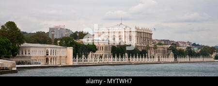 1 septembre 2014 : Istanbul, Turquie- sur le site de l'ancien Empire Ottoman se repose grandement sur le bord de l'eau, maintenant connu sous le nom du Palais de Dolmabahçe Banque D'Images