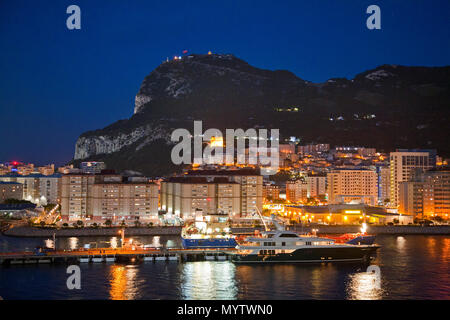 27 mai 2016- Gibraltar, Espagne : le soir ou la nuit vue de la marina en face du rocher de Gibraltar, Espagne Banque D'Images