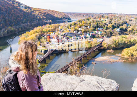 Femme fille randonneur à cityscape à négliger, feuillage jaune orange couleur automne automne forêt avec petit village ville au bord du fleuve dans la région de Harpers Ferry, W Banque D'Images