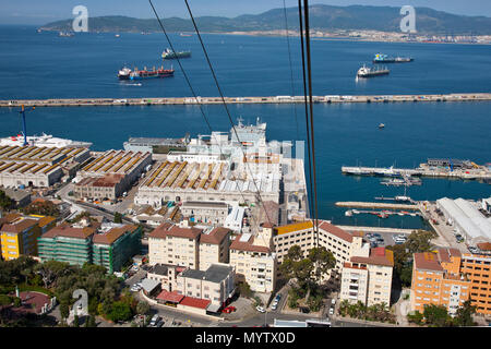 27 mai 2016 : Gibraltar, Espagne : voir à la recherche à la ville et les arbres à Gibraltar par le haut dans la voiture de câble Banque D'Images