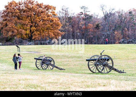 Manassas, USA - 25 novembre 2017 : vieux canons, les gens touristes en National Battlefield Park en Virginie où Bull Run bataille a été menée Banque D'Images