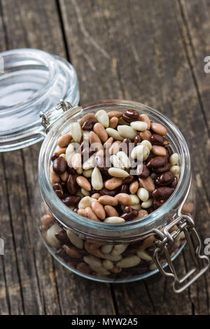 Chocolat au lait de graines de tournesol en pot. Banque D'Images