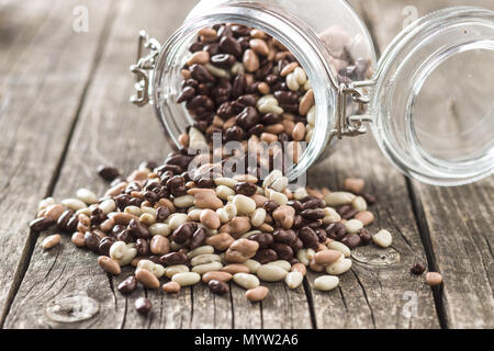 Chocolat au lait de graines de tournesol en pot. Banque D'Images