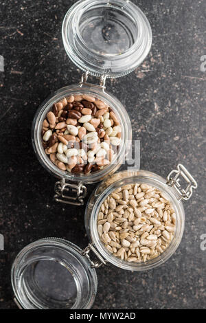 Chocolat au lait de graines de tournesol en pot. Banque D'Images