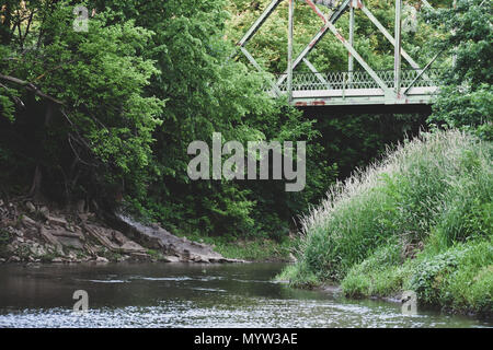 Une belle photo de la rivière de Smokey Hill, qui s'écoule calmement et régulière sous un pont Banque D'Images