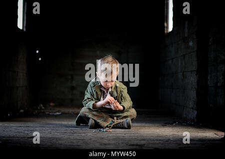 Peu,triste garçon. Enfant traveler, wanderer. Enfant perdu. Garçon de problèmes. Banque D'Images