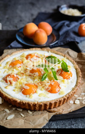 Abricot et Crème délicieuse tarte au fromage blanc garni de flocons d'amandes et s'effriter Banque D'Images