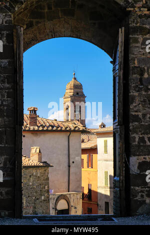 Ville Montalcino vu à travers la porte dans le Val d'Orcia, Toscane, Italie. La ville prend son nom d'une variété d'arbre de chêne qui couvrait jadis le terrain Banque D'Images