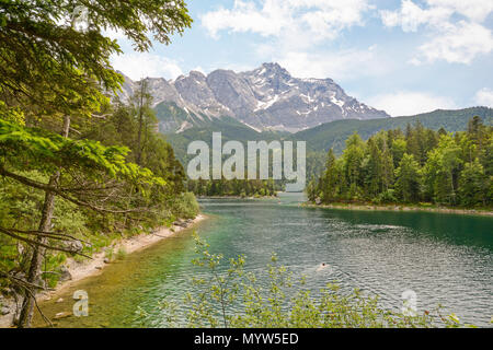 Vue d'Eibsee lake et Zugspitze, la plus haute montagne de l'Allemagne dans les Alpes bavaroises, l'Allemagne Bavière Banque D'Images
