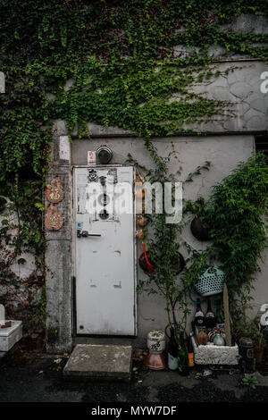 Porte arrière dans une ruelle à Shimokitazawa Banque D'Images