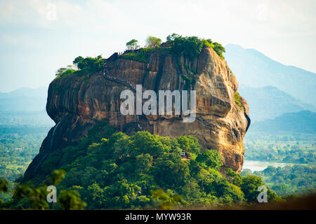 Vue spectaculaire sur le rocher du Lion entouré de riches en végétation. Photo prise de Pidurangala Rock à Sigiriya, Sri Lanka. Banque D'Images