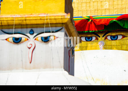 (Selective focus) l'œil sur une sagesse Swayambhunath Stupa également connu sous le nom de Monkey Temple. Swayambhunath Stupa est un ancien de l'architecture religieuse sur un banc hil Banque D'Images