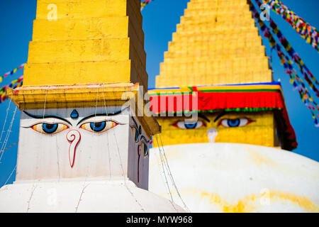 (Selective focus) l'œil sur une sagesse Swayambhunath Stupa également connu sous le nom de Monkey Temple. Swayambhunath Stupa est un ancien de l'architecture religieuse sur un banc hil Banque D'Images