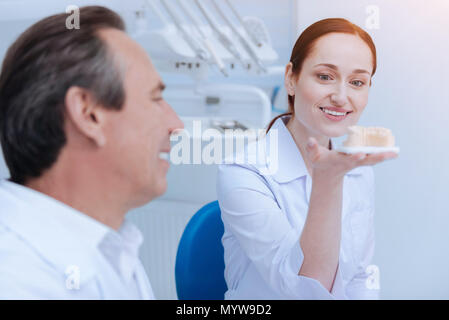 Belle femme holding model de dents Banque D'Images