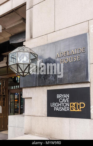 Plaque signalétique d'avocats international Bryan Cave Leighton Paisner en dehors de son siège londonien de bureaux à Adelaide House dans la ville de London EC4 Banque D'Images
