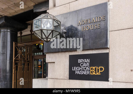 Plaque signalétique d'avocats international Bryan Cave Leighton Paisner en dehors de son siège londonien de bureaux à Adelaide House dans la ville de London EC4 Banque D'Images