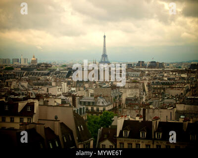 Sur les toits de Paris et la tour Eiffel. L'ile de France. France Banque D'Images